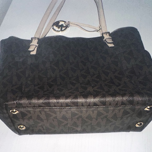 Michael Kors leather bag  w/original bag Charm, great condition. - Picture 11 of 11